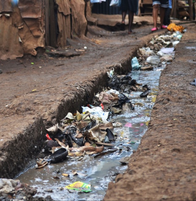 manila canal in slum