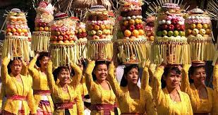 melasti women and offerings